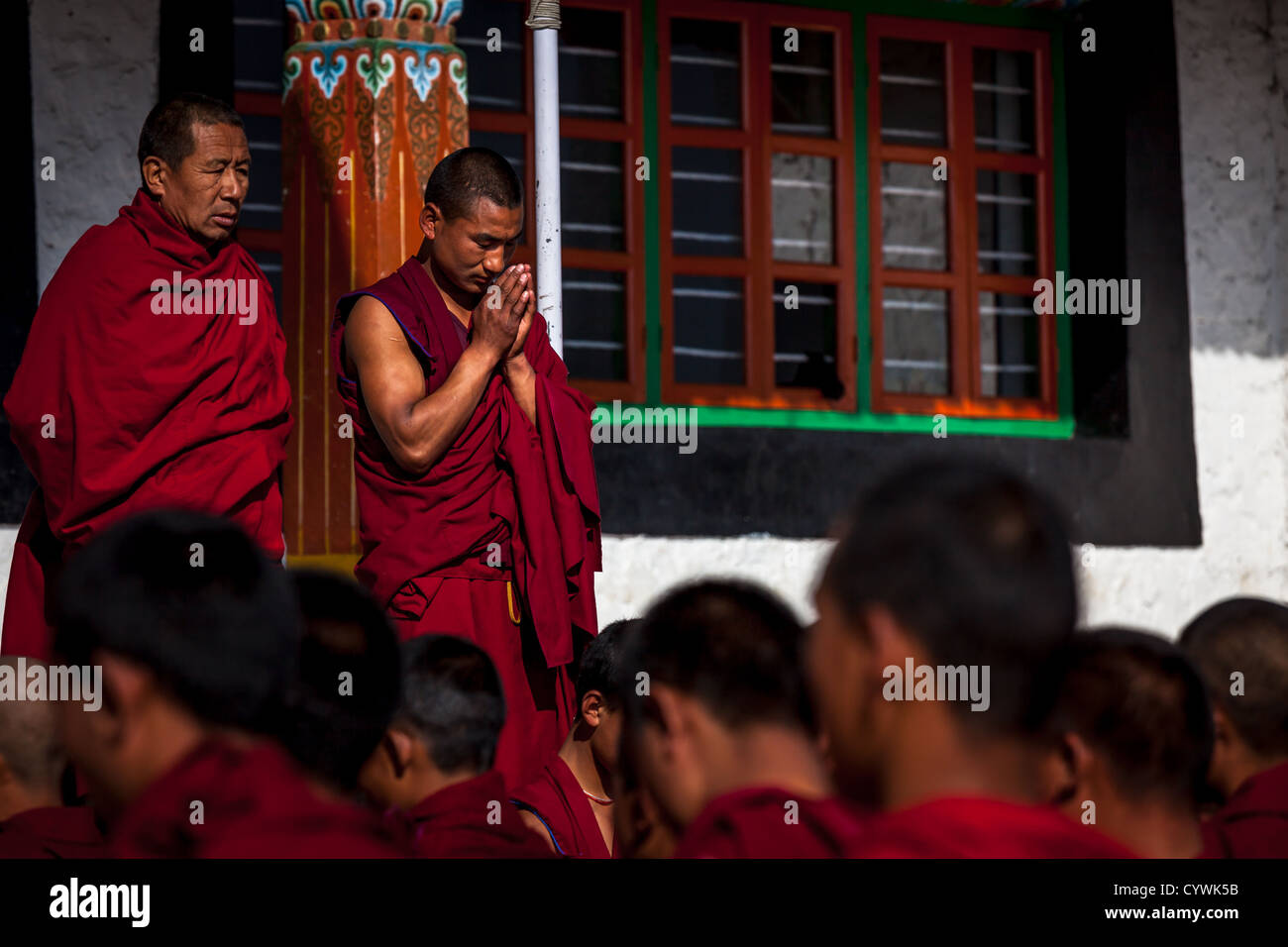 Moines priant extérieur à Namgey Galden Lhatse, Monastère de Tawang, de l'Arunachal Pradesh, Inde Banque D'Images