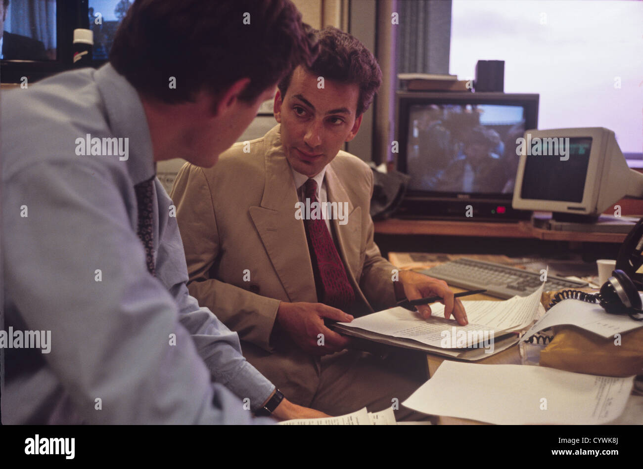 Le présentateur et le journaliste Mark Urban de la préparation de l'édition de Newsnight parlant à un collègue à propos de la soirée Banque D'Images