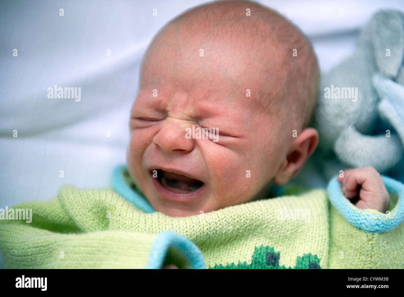 Les pleurs d'un bébé nouveau-né Banque D'Images