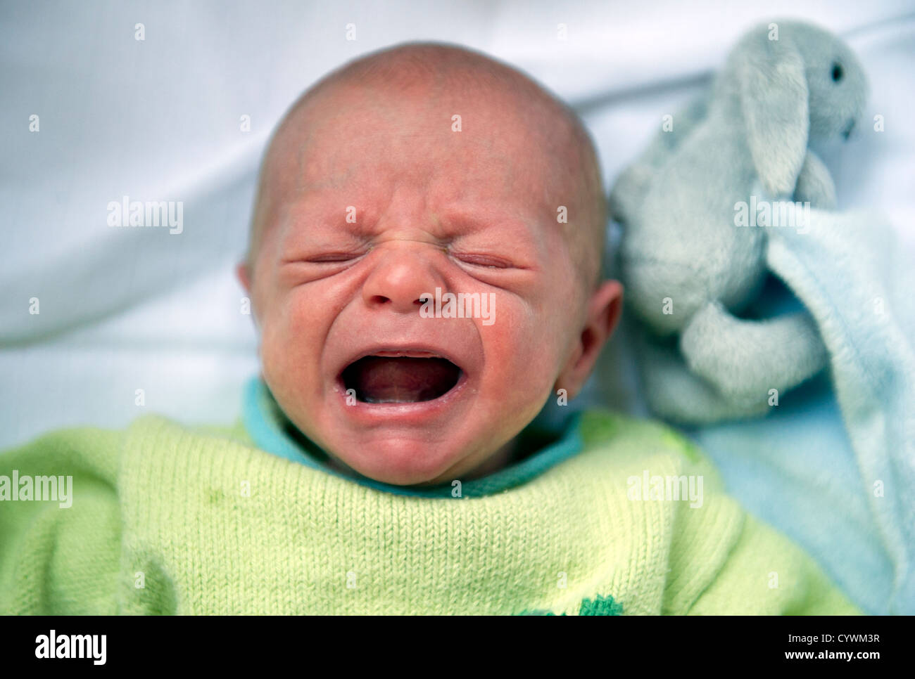 Les pleurs d'un bébé nouveau-né Banque D'Images