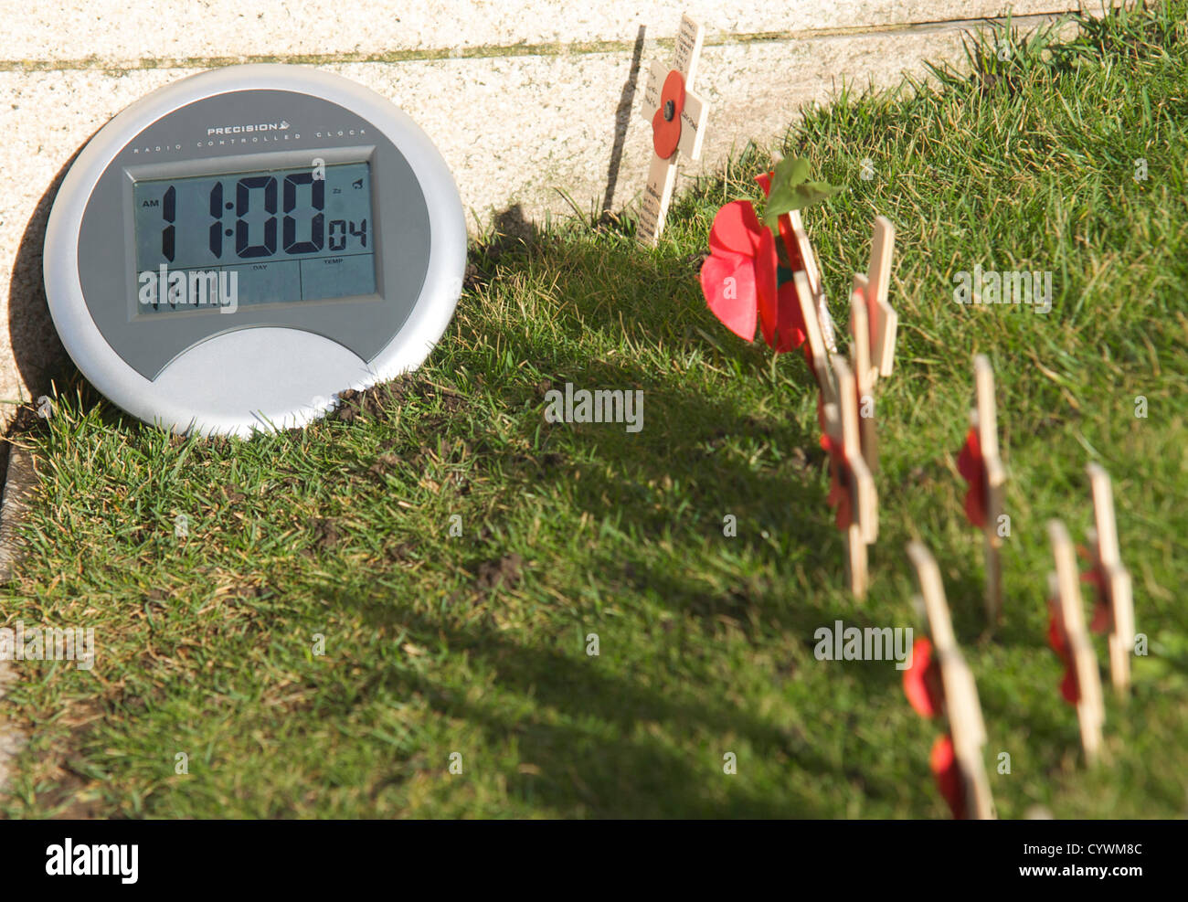 Blackpool, Royaume-Uni 11 novembre 2012. Service commémoratif tenu au cénotaphe de Blackpool sur le front de mer à côté de la jetée nord. Coquelicots et une horloge indiquant la onzième heure du onzième jour du onzième mois. Alamy Live News Banque D'Images