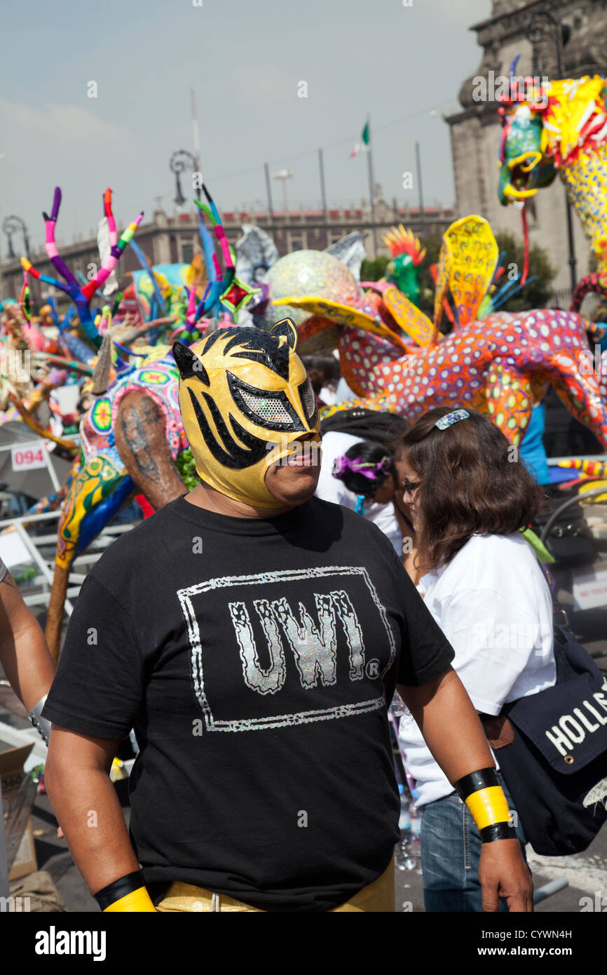 Dans l'homme au masque de catch Alebrijes annuel défilent le Zocalo de Mexico DF Banque D'Images