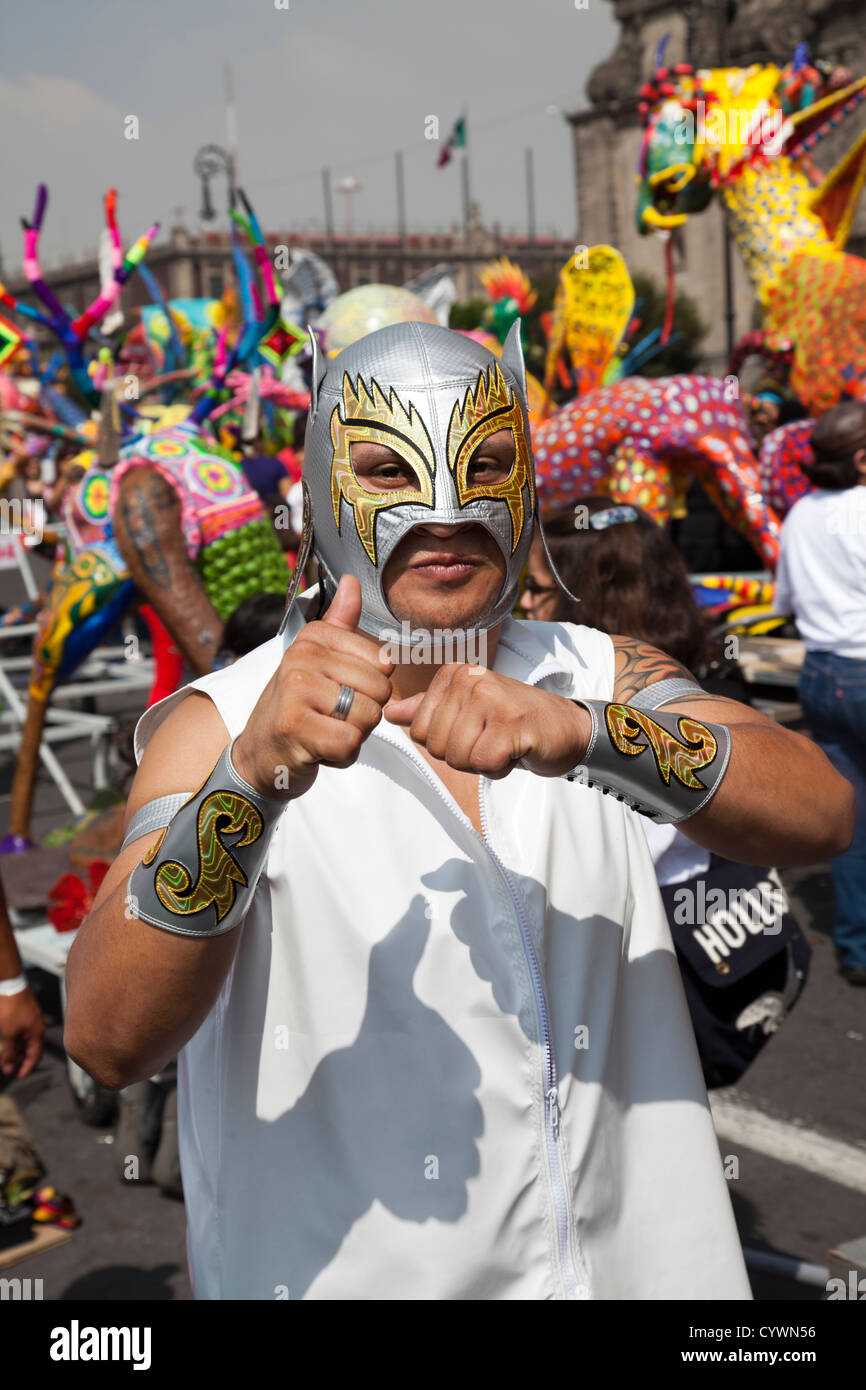 Avec l'homme au masque de catch Alebrijes annuel défilent le Zocalo de Mexico DF Banque D'Images