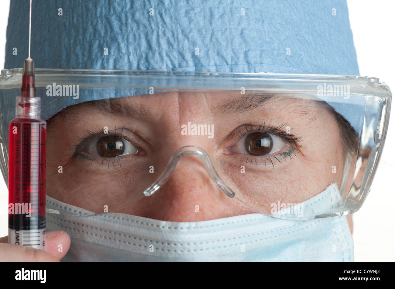 Femme médecin chirurgie holding hypodermic needle Banque D'Images