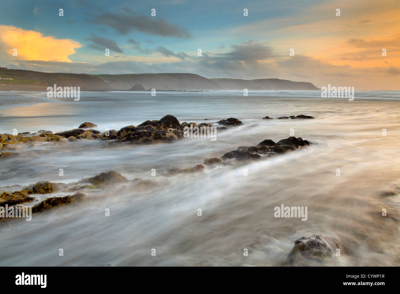 Widemouth Bay, Cornwall, UK ; vitesse d'obturation lente Banque D'Images