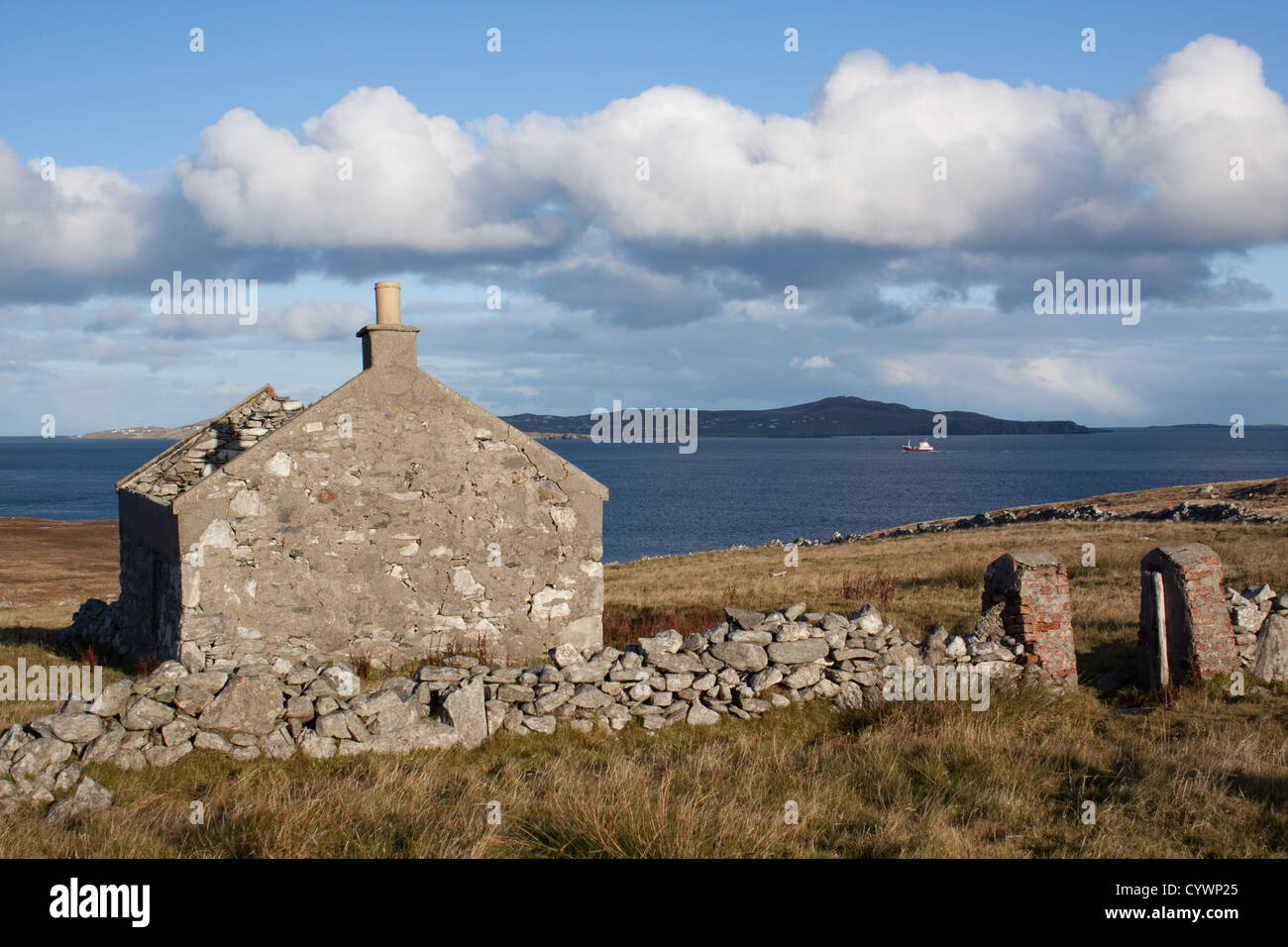 La triste reste d'une maison en ruine et croft à la nidification, Îles Shetland du Sud Banque D'Images