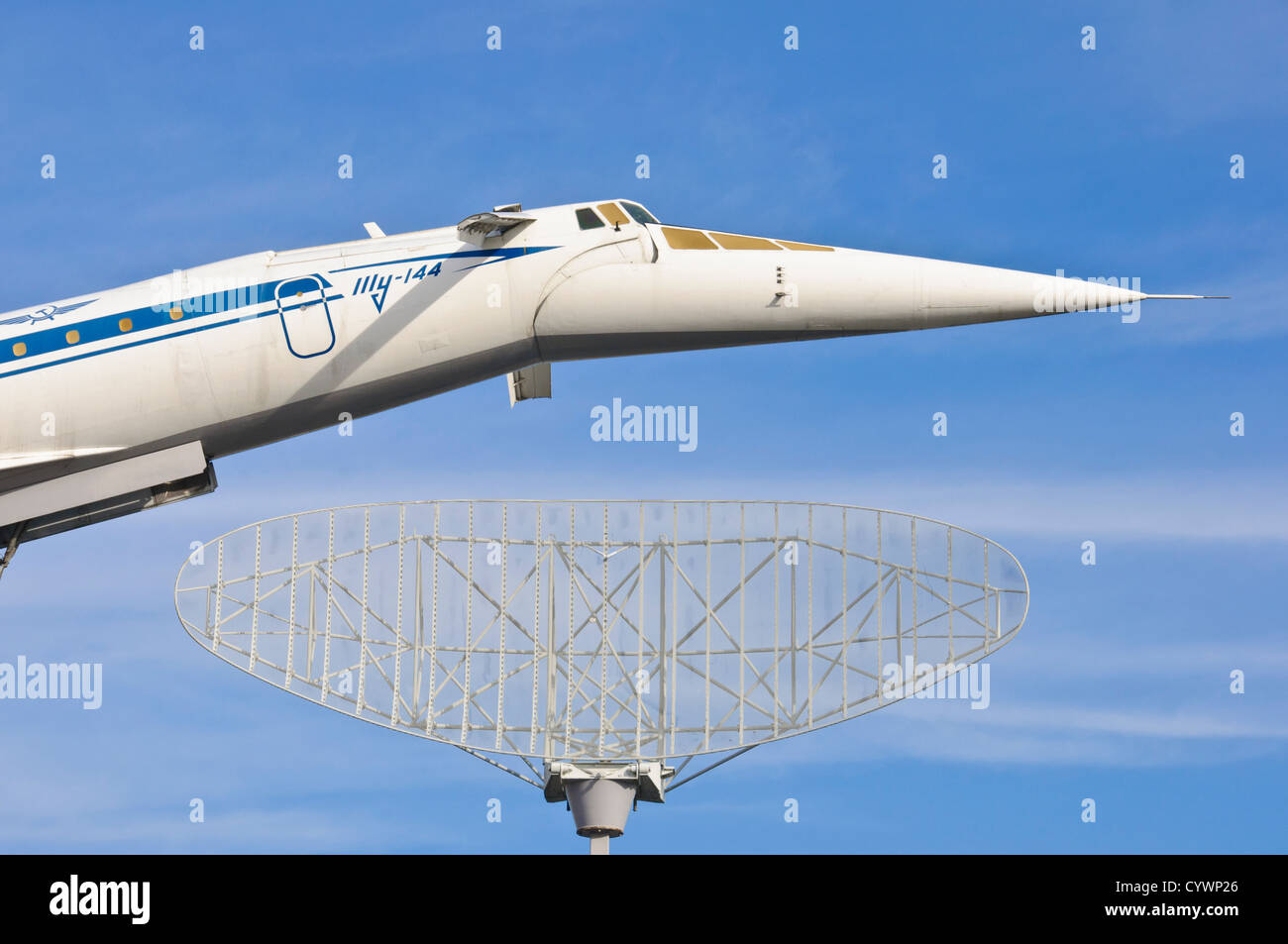 Avion de ligne supersonique Tupolev Tu-144, Illy, Aeoroflot derrière une antenne radar Banque D'Images