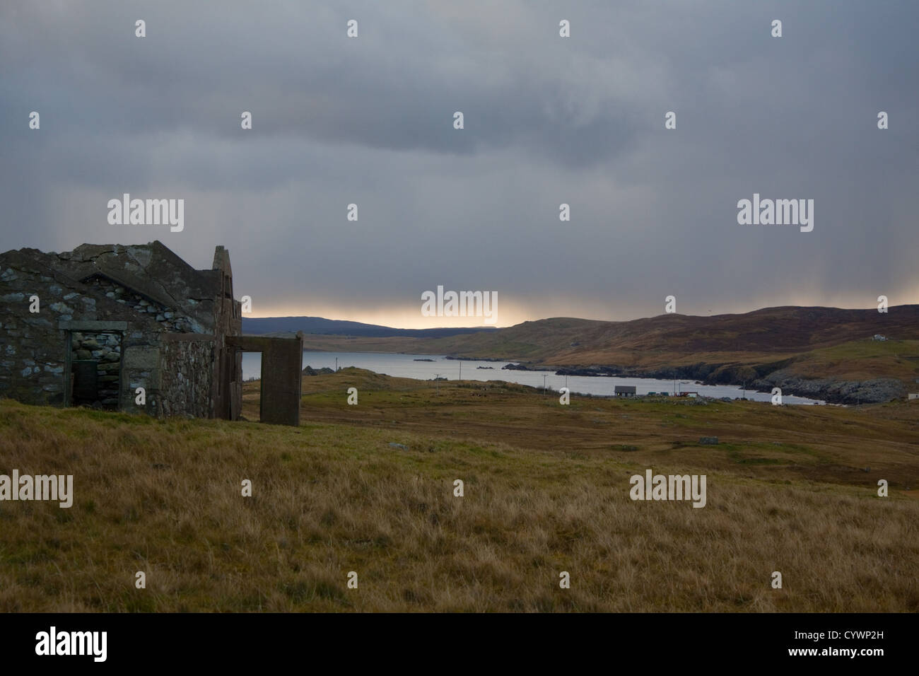 La triste reste d'une maison en ruine et croft à la nidification, Îles Shetland du Sud Banque D'Images