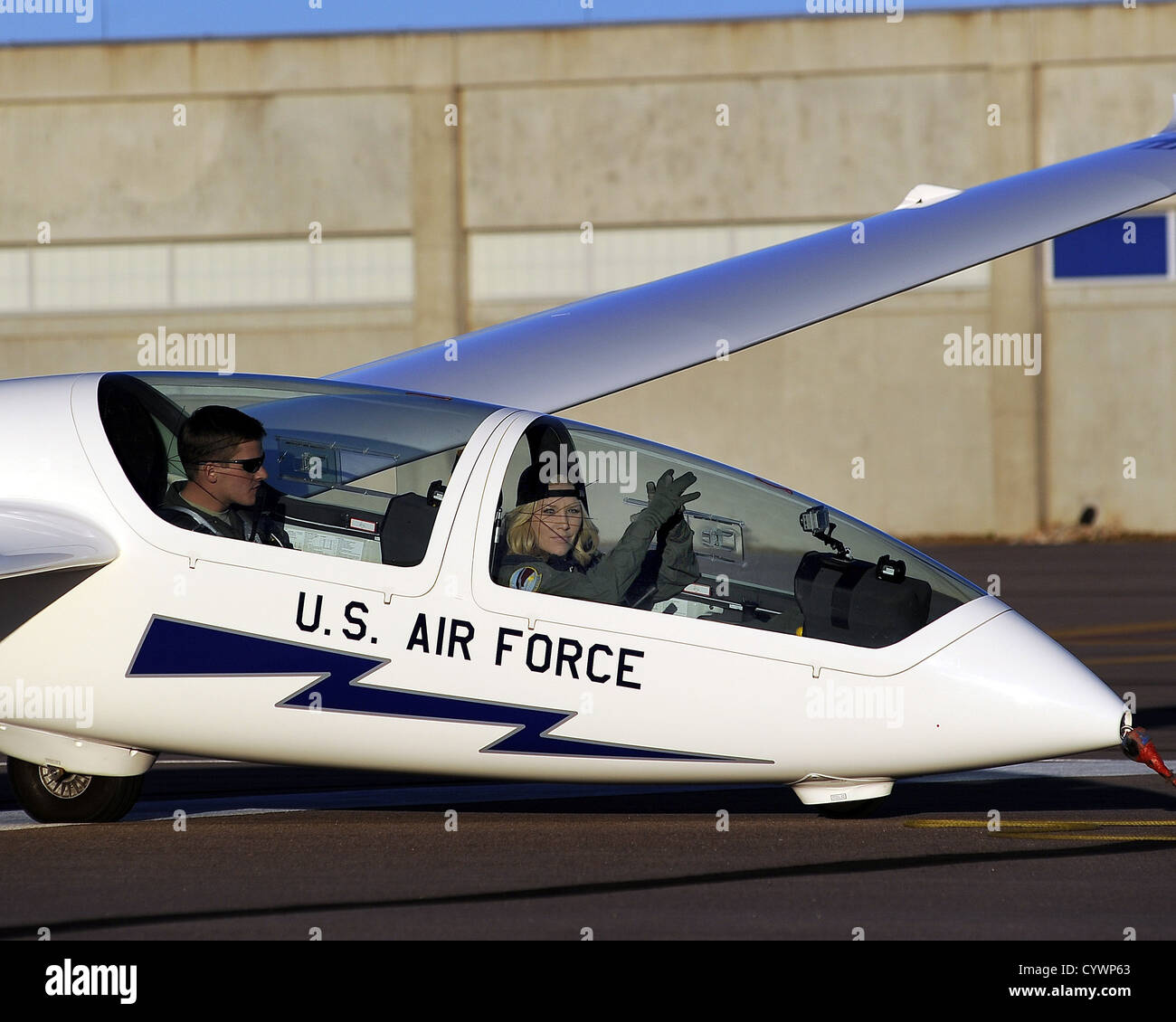 L'EPSN Charissa Thompson se prépare à recevoir une orientation TG-16un planeur de vol en 1ère classe cadet James Bloch à l'US Air Force Academy's airfield à Colorado Springs, Colorado, le 7 novembre 2012. Leur diffusion ESPN SportsNation TV show live des universitaires Banque D'Images