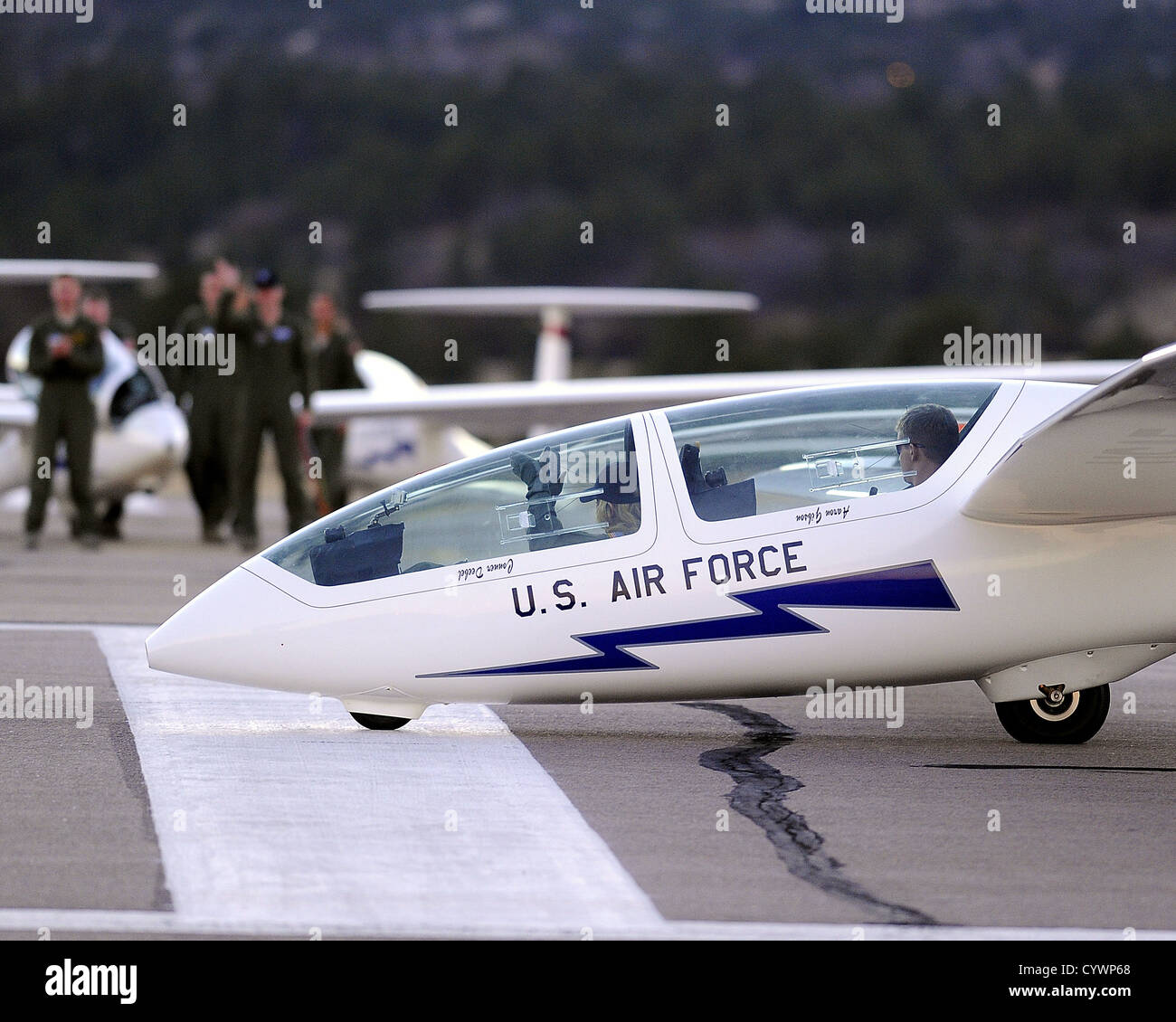 L'EPSN Charissa gestes Thompson après réception d'un vol de planeur des Cadets de l'orientation en 1ère classe James Bloch à l'US Air Force Academy's airfield à Colorado Springs, Colorado, le 7 novembre 2012. Leur diffusion ESPN SportsNation TV show en direct de l'Académie' Banque D'Images