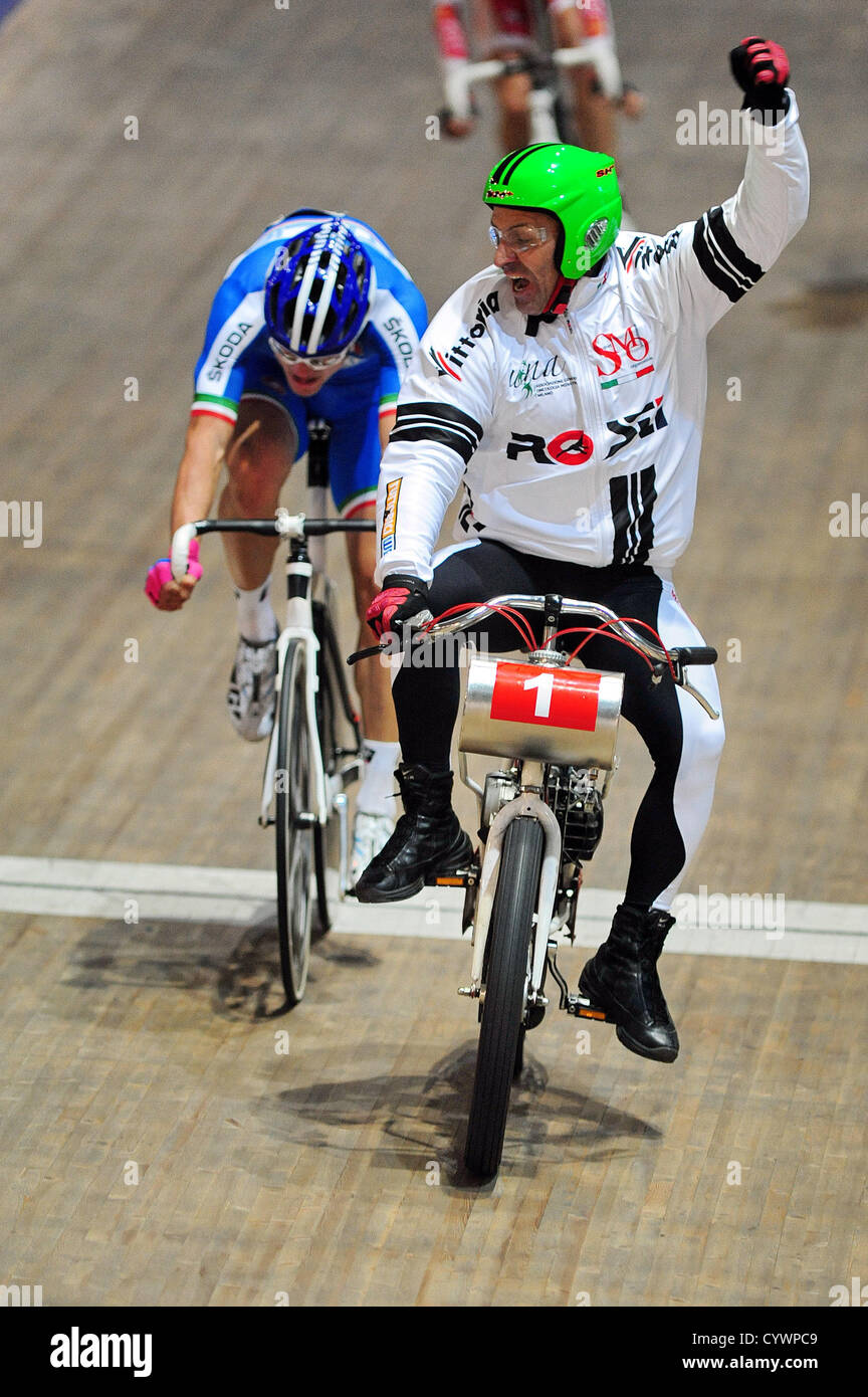 10.11.2012 Montichiari, Angleterre. Davide Vigan&# xf2 ; remporte le championnat européen de la Derny Vélodrome de Montichiari. Banque D'Images