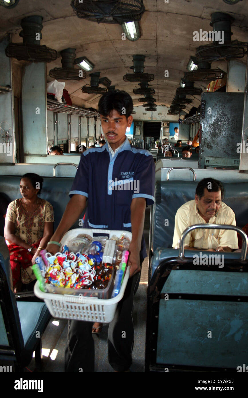 Vendeur de train entre Goa et Karnataka, Inde. Banque D'Images