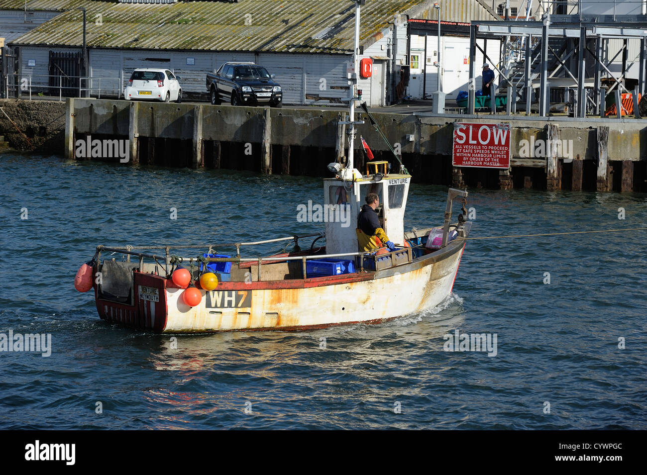 Bateau de pêche entrant dans le port de scarborough angleterre uk Banque D'Images