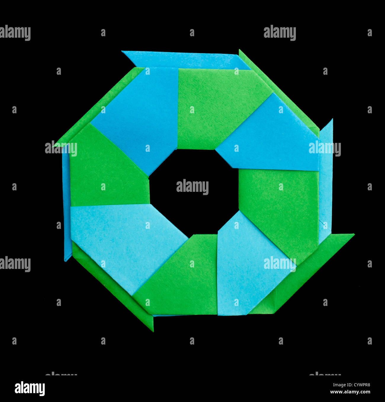 La figure géométrique vert et bleu origami isolés Banque D'Images
