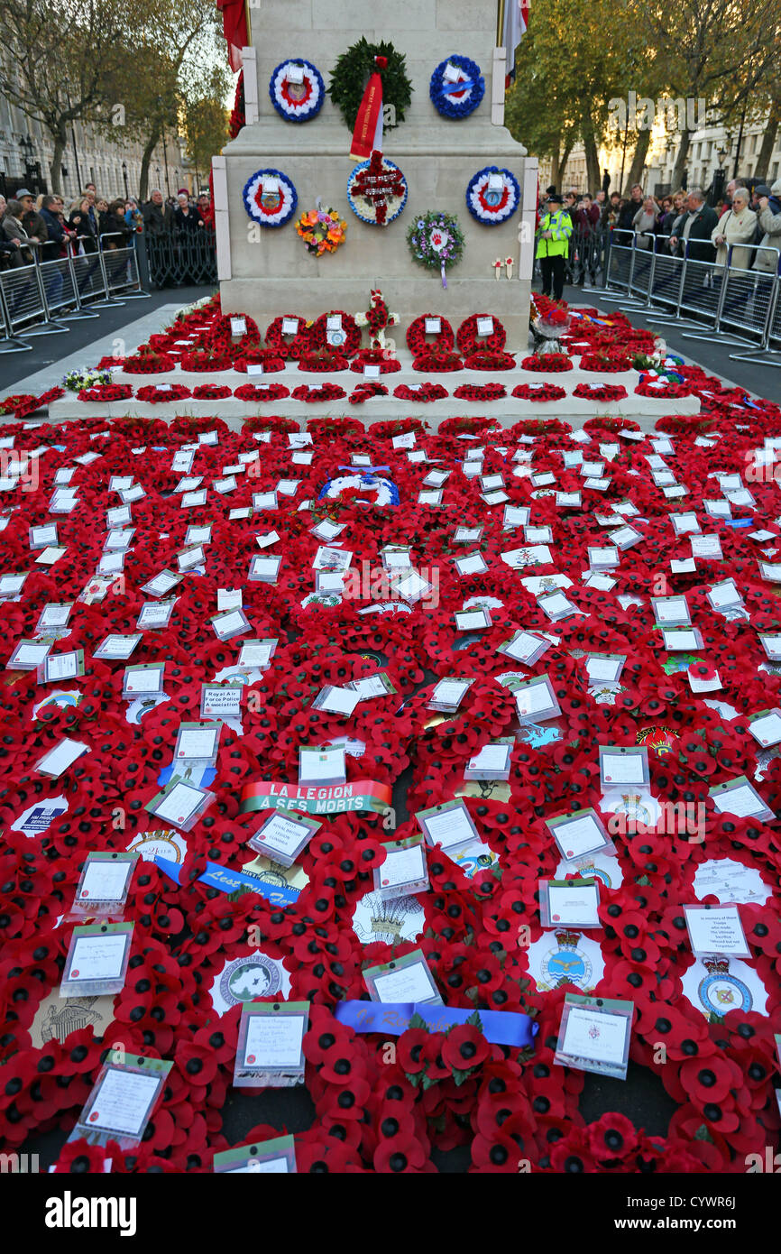 Londres, Royaume-Uni. 11 novembre 2012. Coquelicot coquelicots et couronnes jetées lors de la cérémonie du Souvenir le jour du Souvenir Dimanche, Londres Banque D'Images