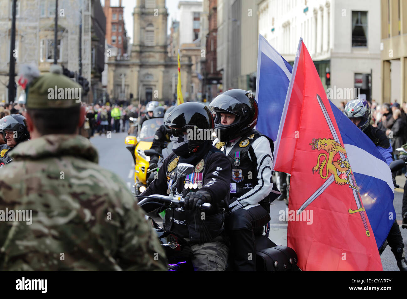 George Square, Glasgow, Écosse, Royaume-Uni, dimanche 11 novembre 2012. Les participants portant des médailles au départ du Service du jour du souvenir sur une moto avec drapeaux. Banque D'Images