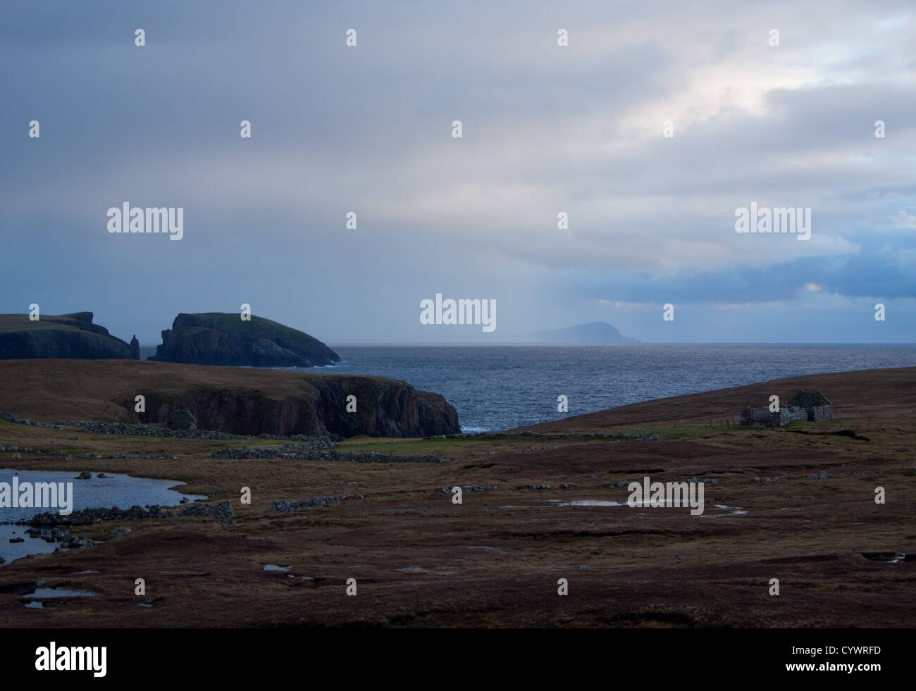 À la tête d'agité éloigné vers à l'extrémité sud de Mainland Shetland du Loch d'Sotersta près de Culswick, Shetland Banque D'Images