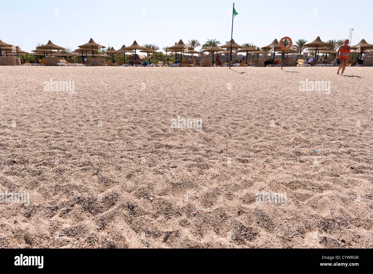 Plage de sable parapluie vert Égypte personnes Afrique drapeau Banque D'Images