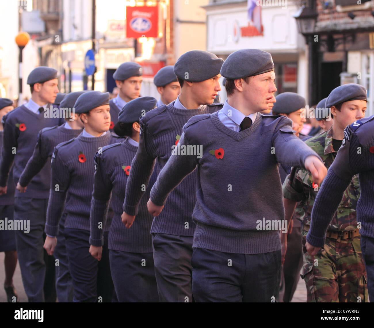 11 novembre 2012 Les Cadets de l'air le long de High Street Wells Somerset portant des coquelicots dans le cadre de la parade de dimanche du Souvenir, Wells Somerset UK Banque D'Images