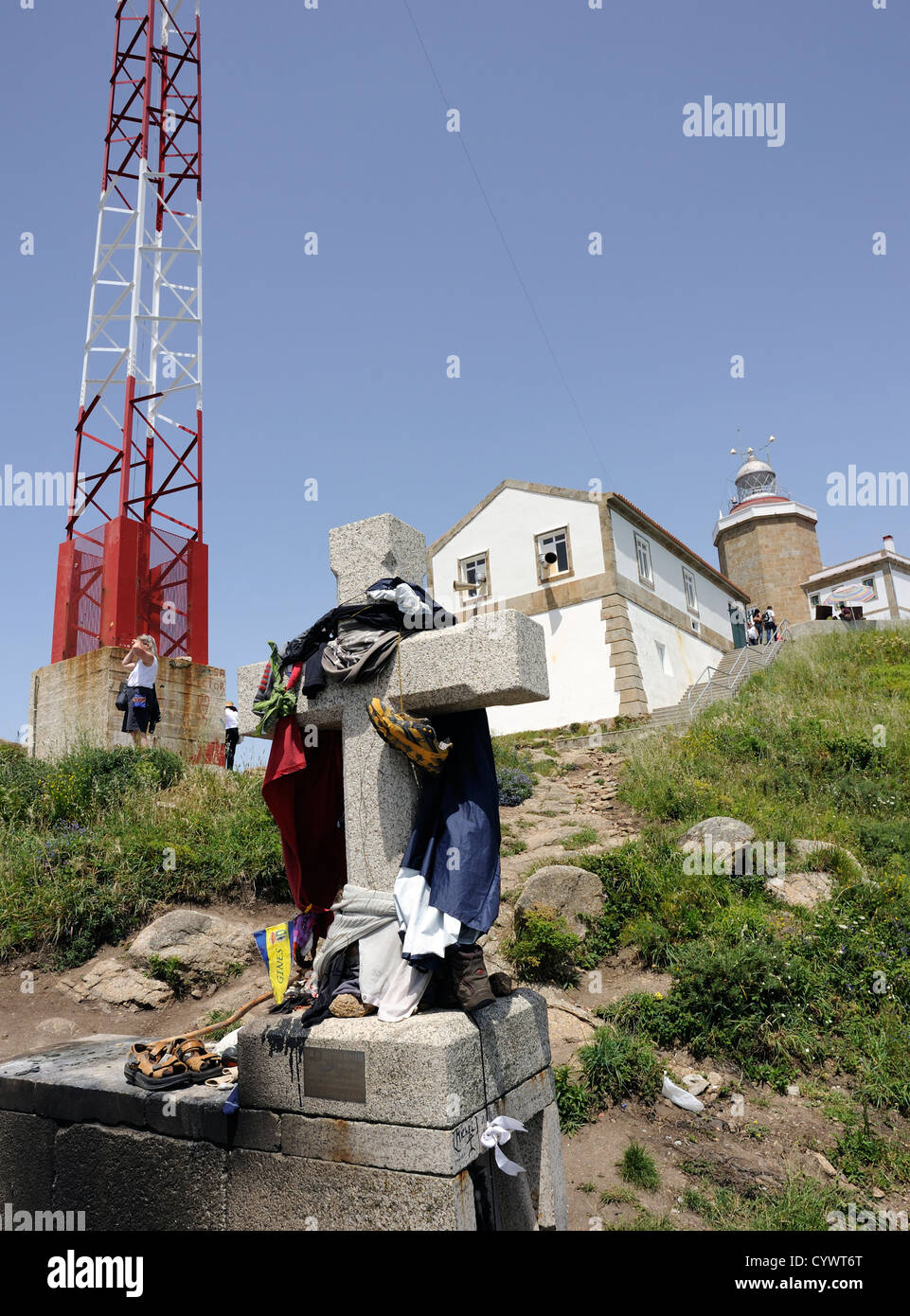 Une croix de pierre sur le cap Finisterre, Cabo Fisterra, où les pèlerins sur le Chemin de Saint Jacques ont brûlé ou laissé leurs vêtements Banque D'Images