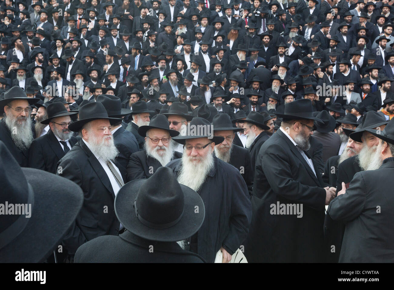 Le 10 novembre 2012 - Brooklyn, NY, USA - rabbins du mouvement 'Habad-loubavitch du Judaïsme posent pour une photo de groupe dans le cadre d'une convention de près de 3 000 rabbins de partout dans le monde. (Crédit Image : © Dan Herrick/ZUMAPRESS.com) Banque D'Images