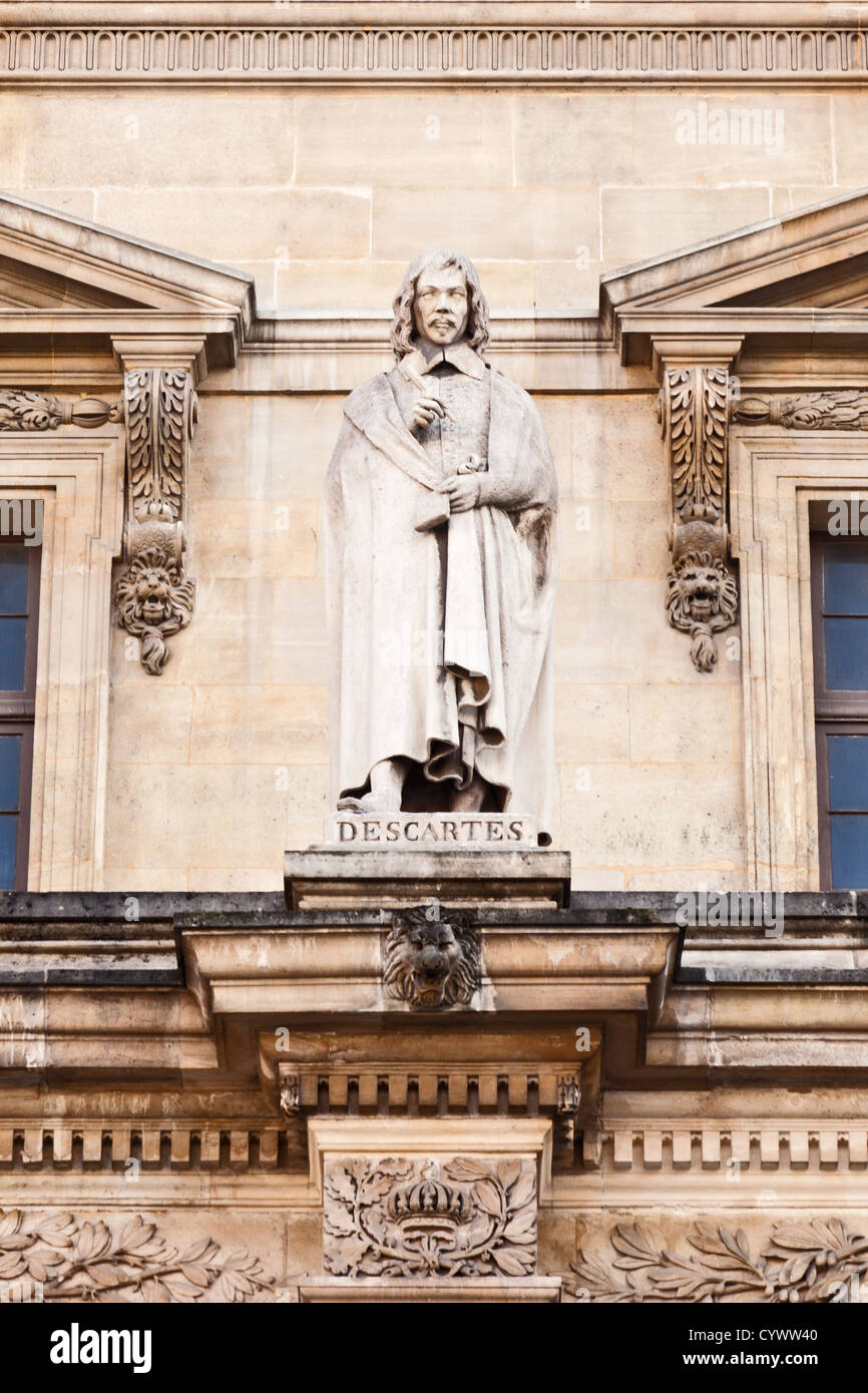 Statue de René Descartes (1596 - 1650), philosophe français, dans la Cour Napoléon, le Musée du Louvre, Paris, France Banque D'Images