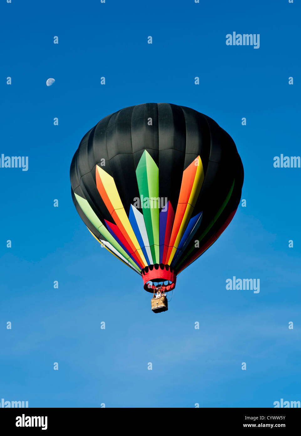 Hot Air Balloon contre un ciel bleu avec la lune au-dessus de la montgolfière Banque D'Images