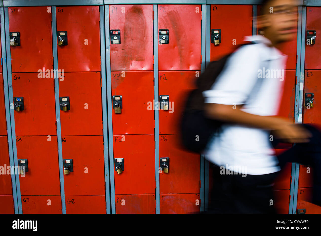 Les élèves floue dans le couloir d'une école secondaire, le Pays de Galles UK Banque D'Images