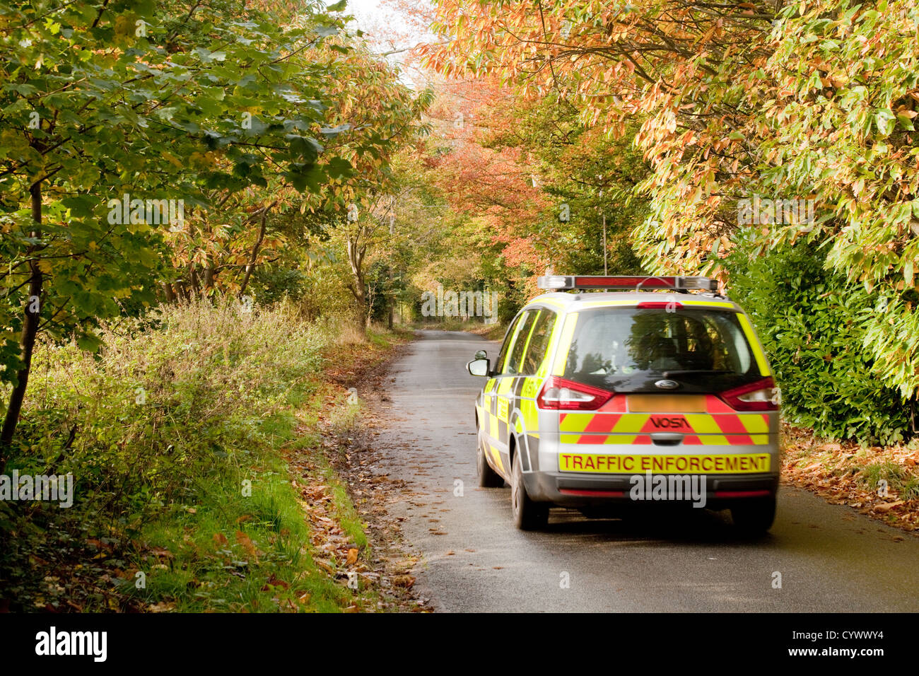 Un agent d'application de la circulation automobile sur une route de campagne, Suffolk UK Banque D'Images