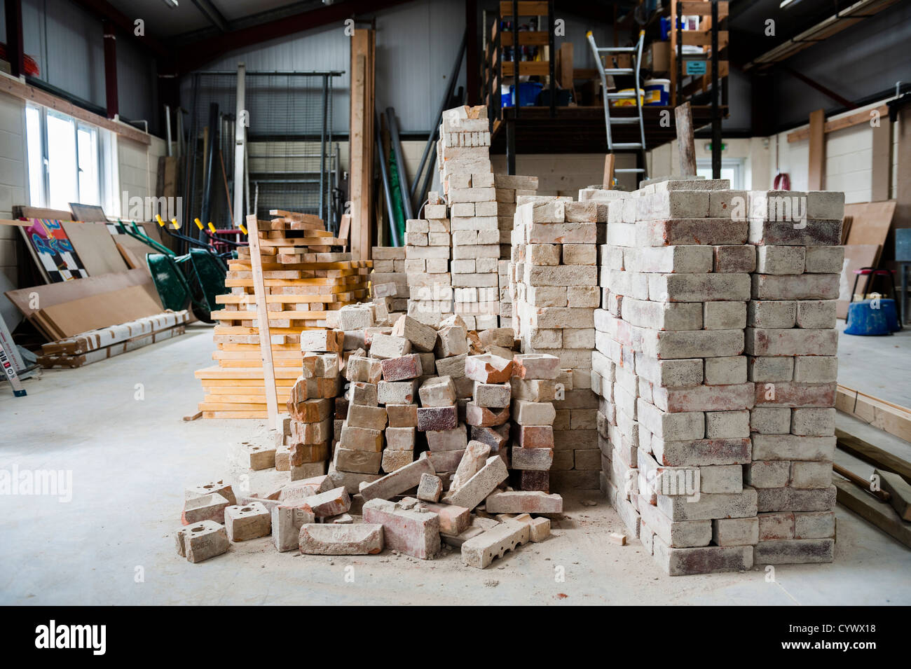 Des tas de briques et la technologie de construction à un atelier de formation professionnelle à l'école secondaire, le Pays de Galles UK Banque D'Images