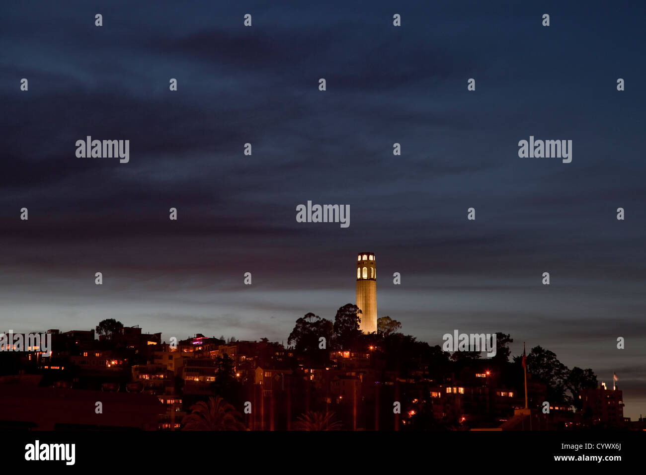 Béton armé art déco Coit Tower et de Telegraph Hill à San Francisco - skyline nuit Banque D'Images