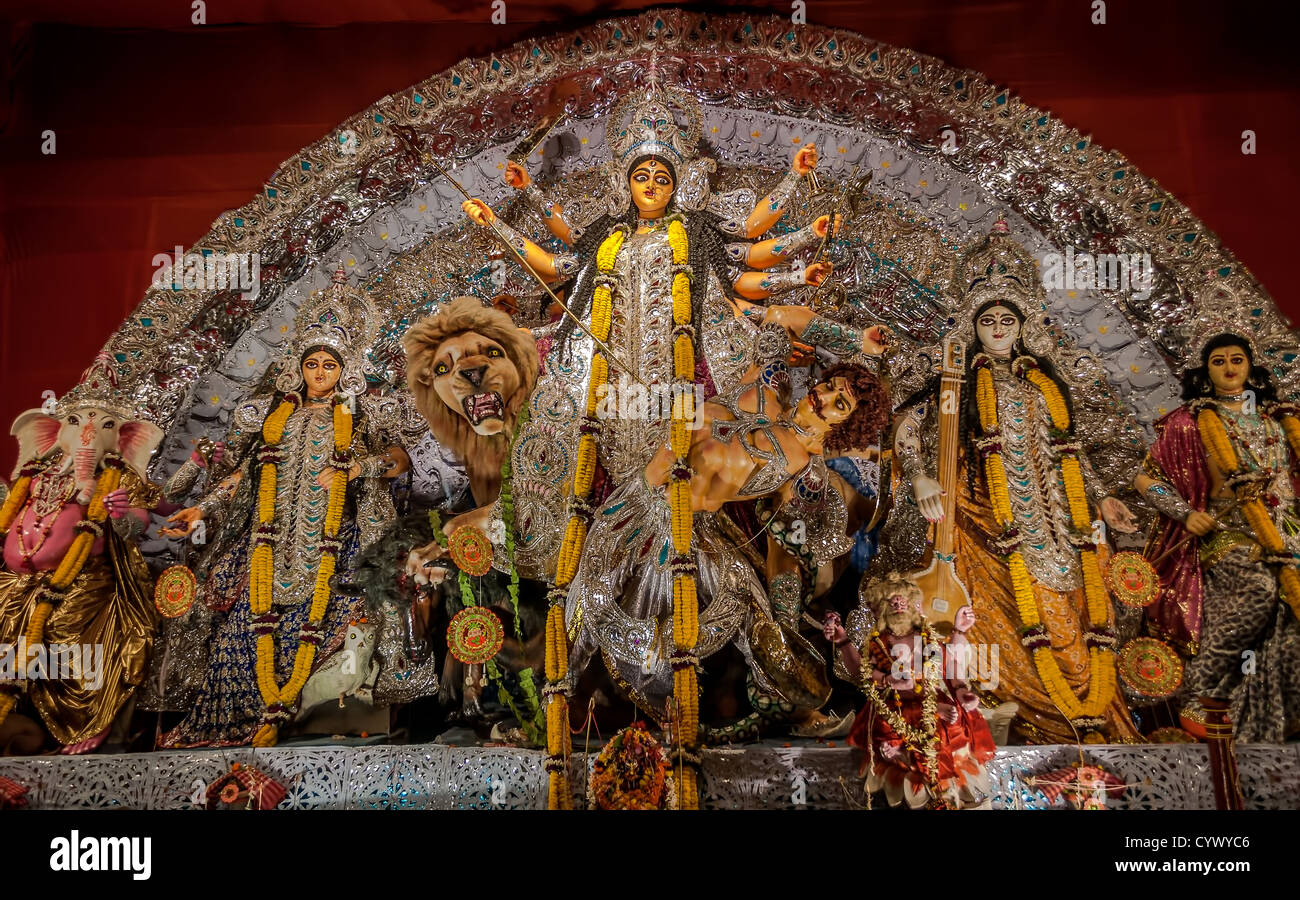 Durga Idol, traditionnelle, culte, hindoue, l'hindouisme, la culture du Bengale, extravagante, colorée, en terre, voyage Banque D'Images