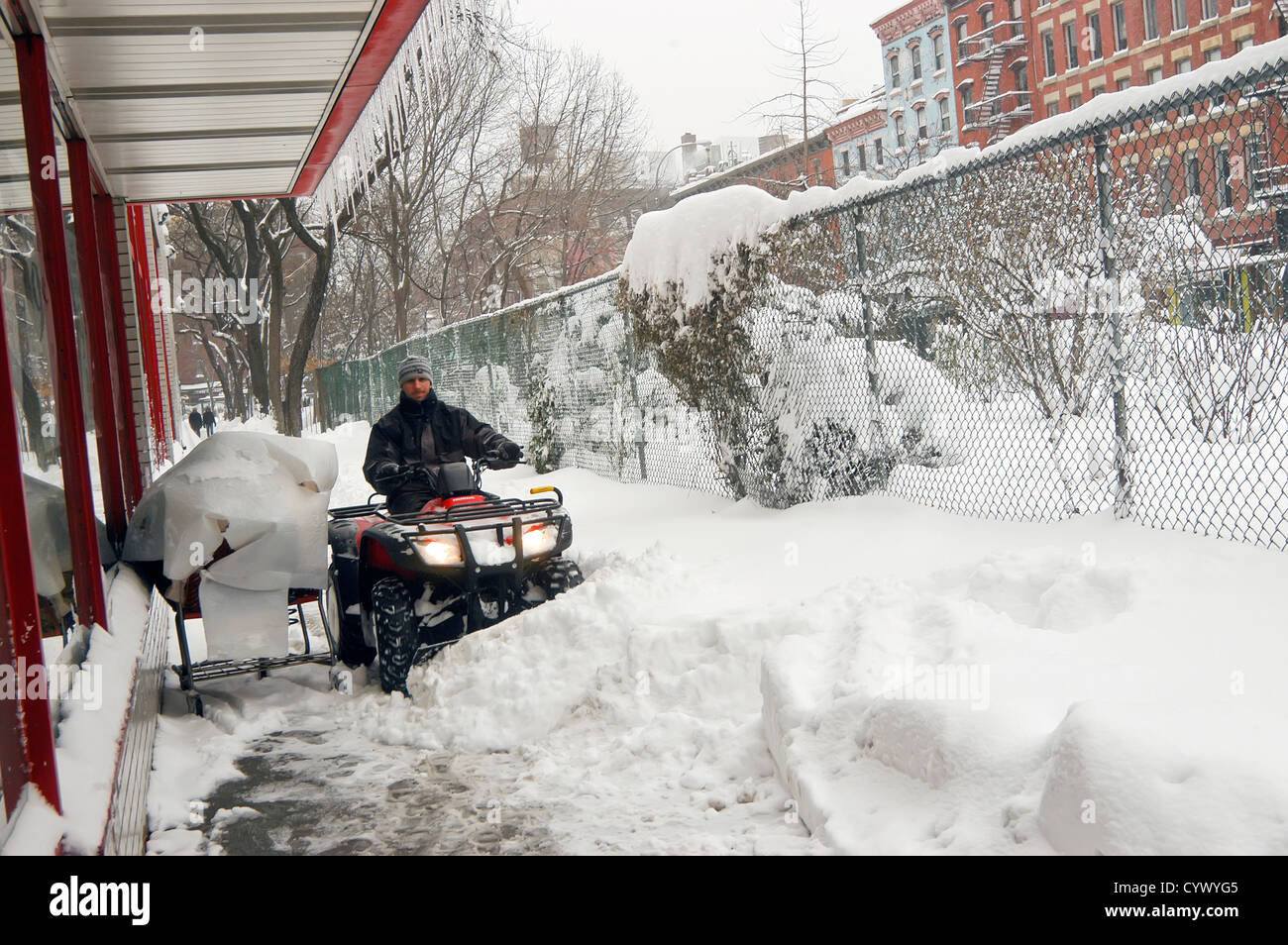 Homme avec un chasse-neige L'effacement du trottoir Banque D'Images