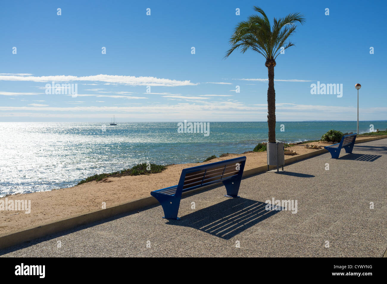 La promenade de la plage ensoleillée à un Mediterranean Resort Banque D'Images