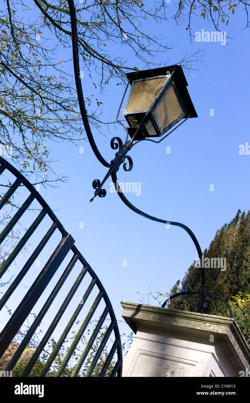 Jusqu'à la lampe à l'ancien coach de porte en fer forgé contre le ciel bleu Banque D'Images