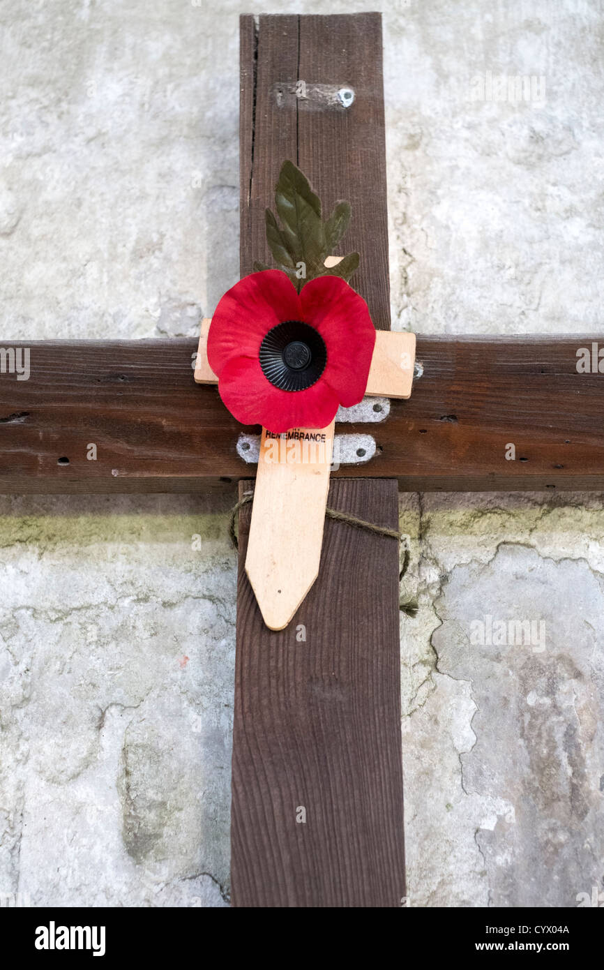 Pavot Rouge attaché à une croix en bois, le jour du Souvenir, UK Banque D'Images