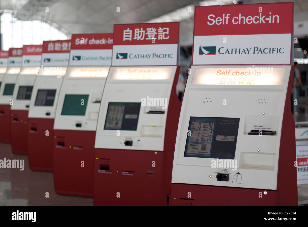 Cathay Pacific l'enregistrement automatique dans les kiosques avec l'accent sur l'anglais Banque D'Images