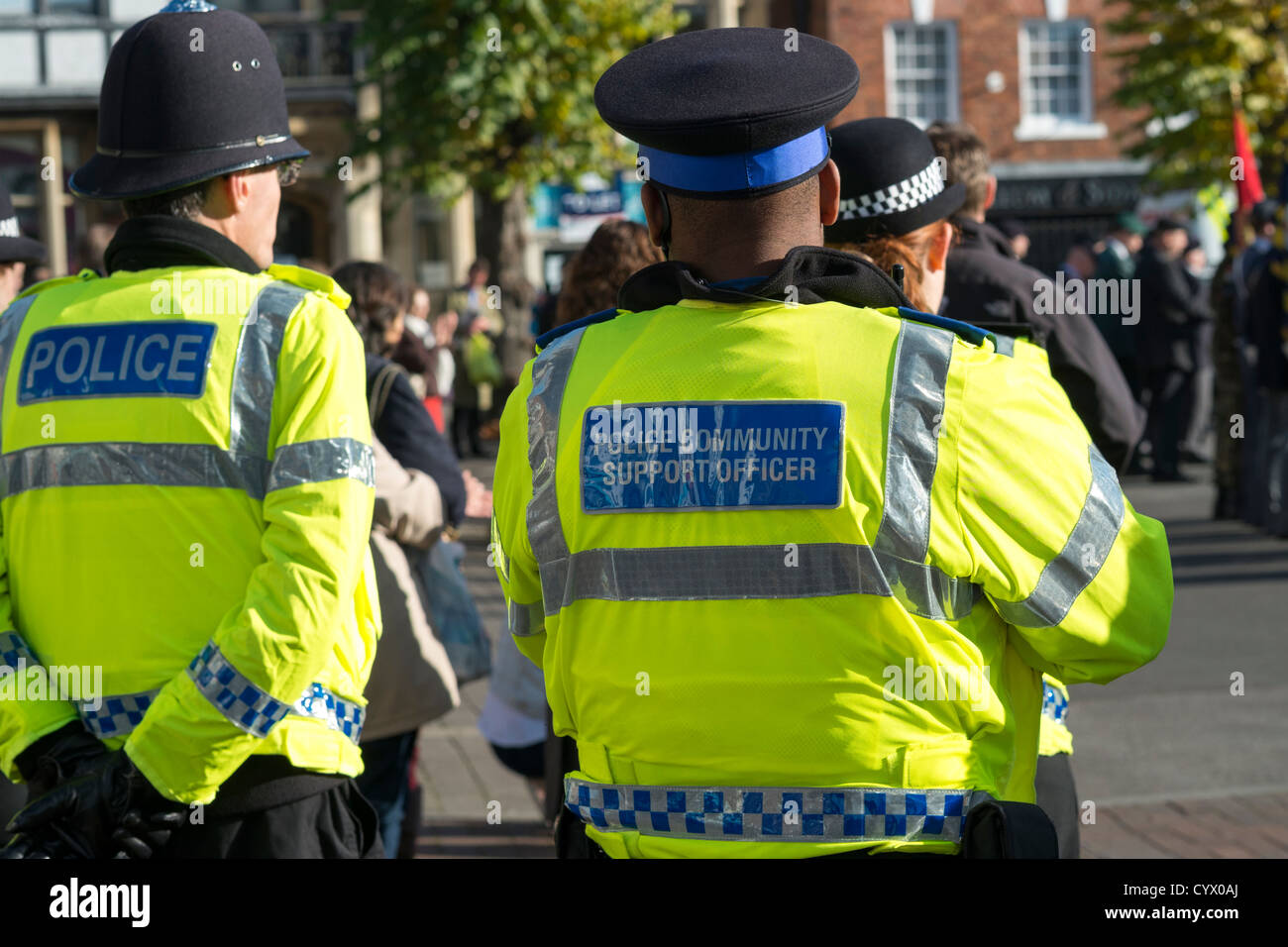 Les agents de police britanniques portant des vestes de service haute viz Banque D'Images