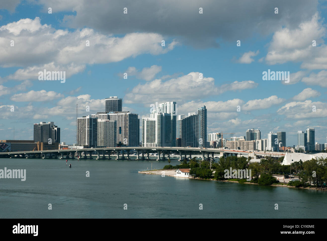 Le centre-ville de Miami comme vu de Biscayne Bay Banque D'Images Le centre-ville de Miami comme vu de Biscayne Bay Banque D'Images