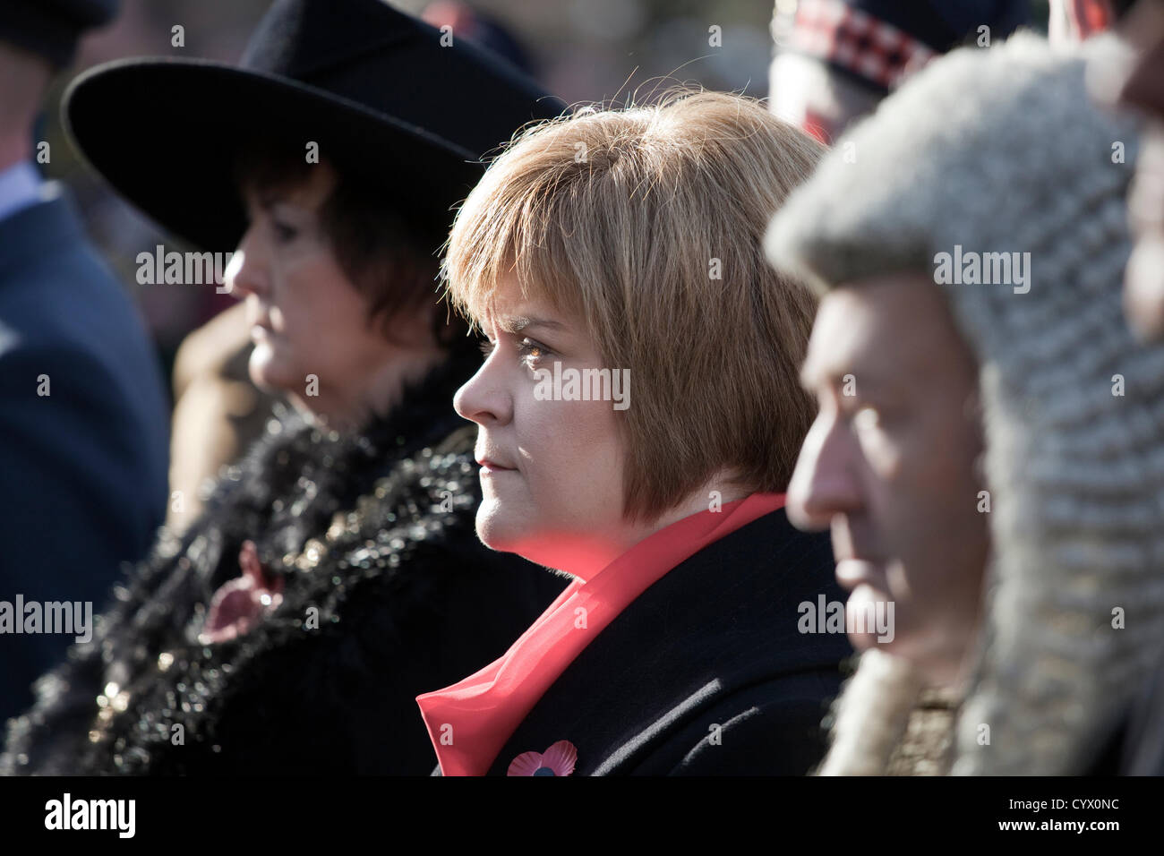 11 novembre 2012, défilé du jour du Souvenir, George Square, Glasgow, Ecosse. Nicola Sturgeon, vice-premier ministre de l'Écosse, MSP, assis entre Sadie Docherty, Dame Provost de Glasgow, et le Sheriff Principal Banque D'Images