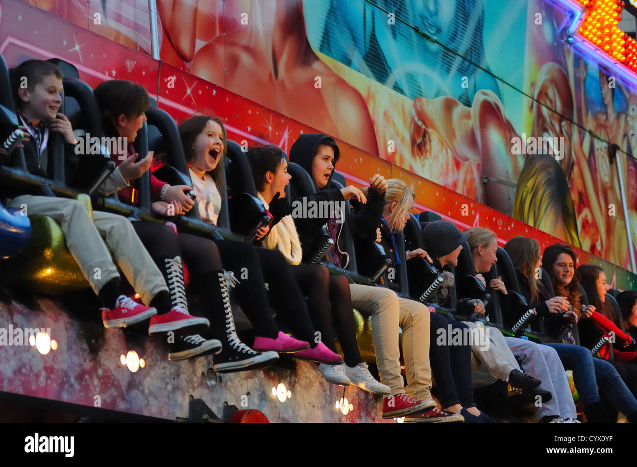 Les enfants sur un champ de foire ride Banque D'Images