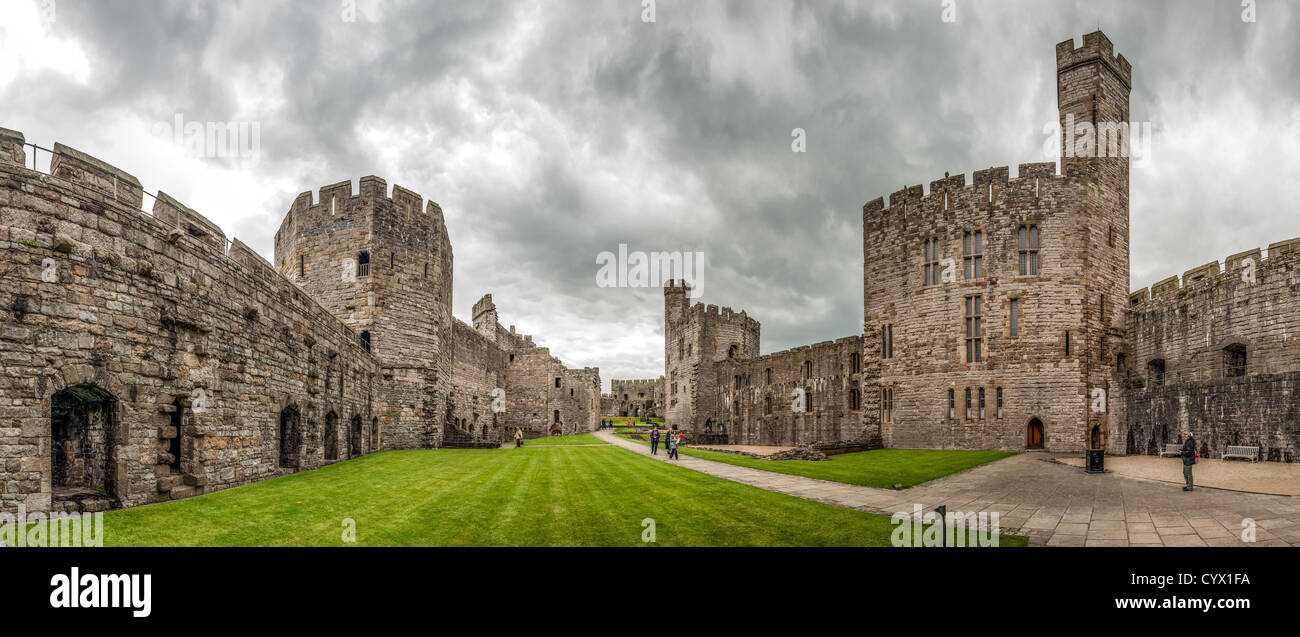 CAERNARFON, Pays de Galles - un panorama de la cour intérieure du château de Caernarfon, dans le nord-ouest du pays de Galles. Un château s'élevait à l'origine sur le site remontant à la fin du xie siècle, mais à la fin du 13e siècle, le Roi Edward J'ai commandé une nouvelle structure qui se tient à ce jour. Il possède des tours et est l'un des mieux conservés de la série de châteaux-QUE J'ai commandé. Banque D'Images