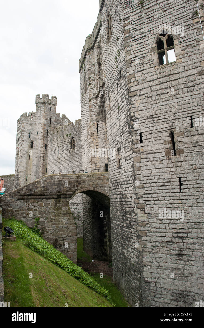 CAERNARFON, Pays de Galles - Vue extérieure de l'un des points d'entrée au château de Caernarfon, dans le nord-ouest du pays de Galles. Un château s'élevait à l'origine sur le site remontant à la fin du xie siècle, mais à la fin du 13e siècle, le Roi Edward J'ai commandé une nouvelle structure qui se tient à ce jour. Il possède des tours et est l'un des mieux conservés de la série de châteaux-QUE J'ai commandé. Banque D'Images
