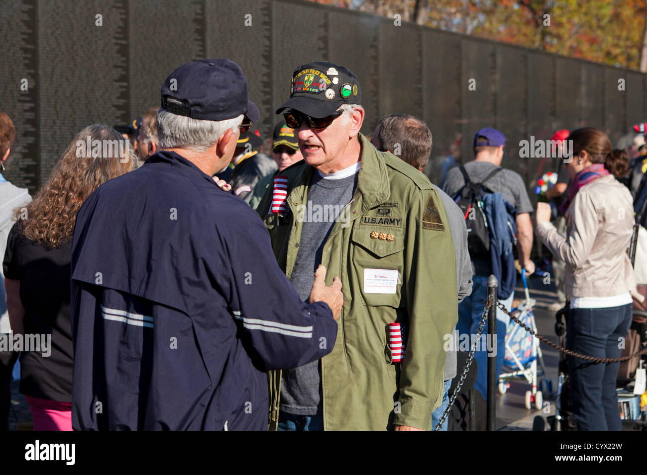 11 novembre 2012 : Après la célébration de la Journée des anciens combattants, deux anciens combattants se rencontrent autour d'un chat en face de la guerre du Vietnam Memorial, Washington, DC Banque D'Images