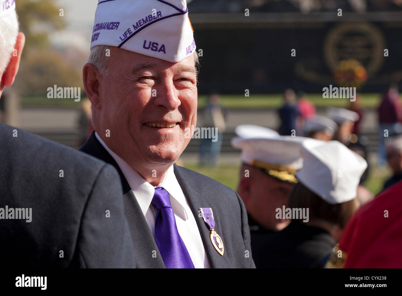 10 novembre 2012 : un vétéran de l'US Marine Corps et récipiendaire de la Purple Heart, sourire après les célébrations de la Journée des anciens combattants de la guerre d'Iwo Jima Memorial - Washington, DC USA Banque D'Images