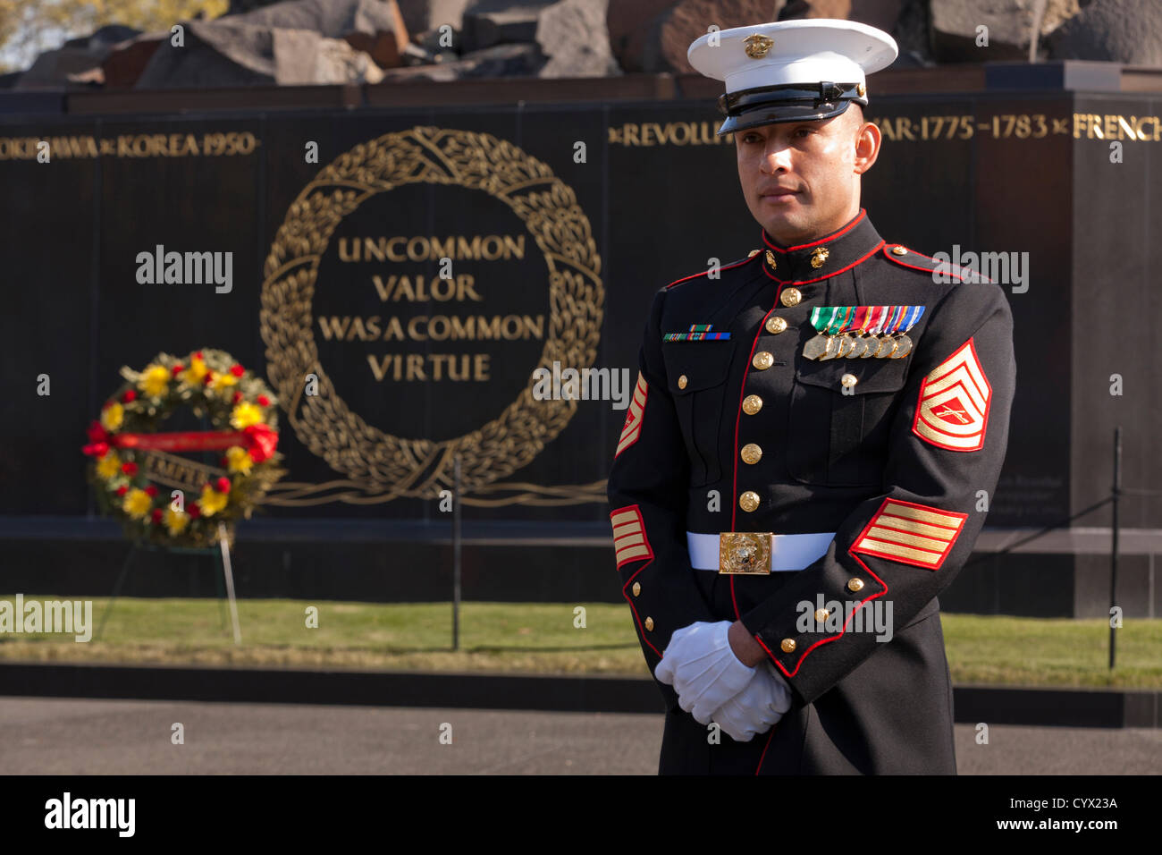 10 novembre 2012 : un officier de l'US Marine Corps accueille les visiteurs pour la fête des anciens combattants lors de la guerre d'Iwo Jima Memorial - Washington, DC USA Banque D'Images