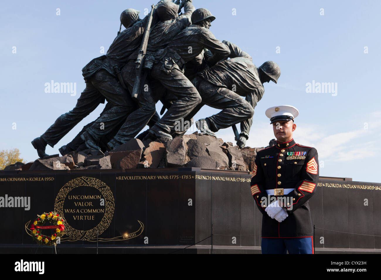 10 novembre 2012 : un officier de l'US Marine Corps accueille les visiteurs pour la fête des anciens combattants lors de la guerre d'Iwo Jima Memorial - Washington, DC USA Banque D'Images