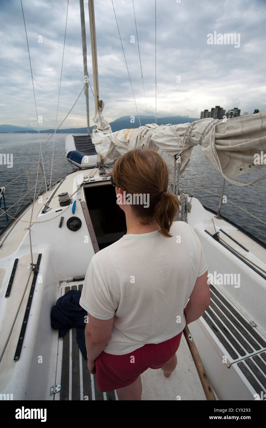 Femme sur voilier direction avec le timon sur l'Inlet Burrard, Vancouver, British Columbia, Canada Banque D'Images