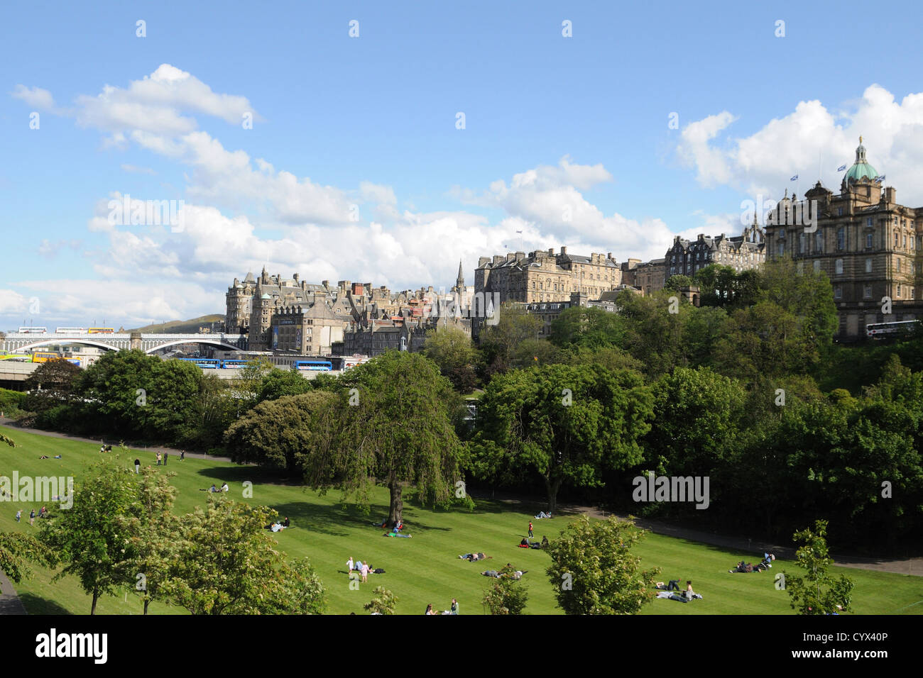 Les touristes et les gens de l'est des jardins de Princes street à Edimbourg Banque D'Images