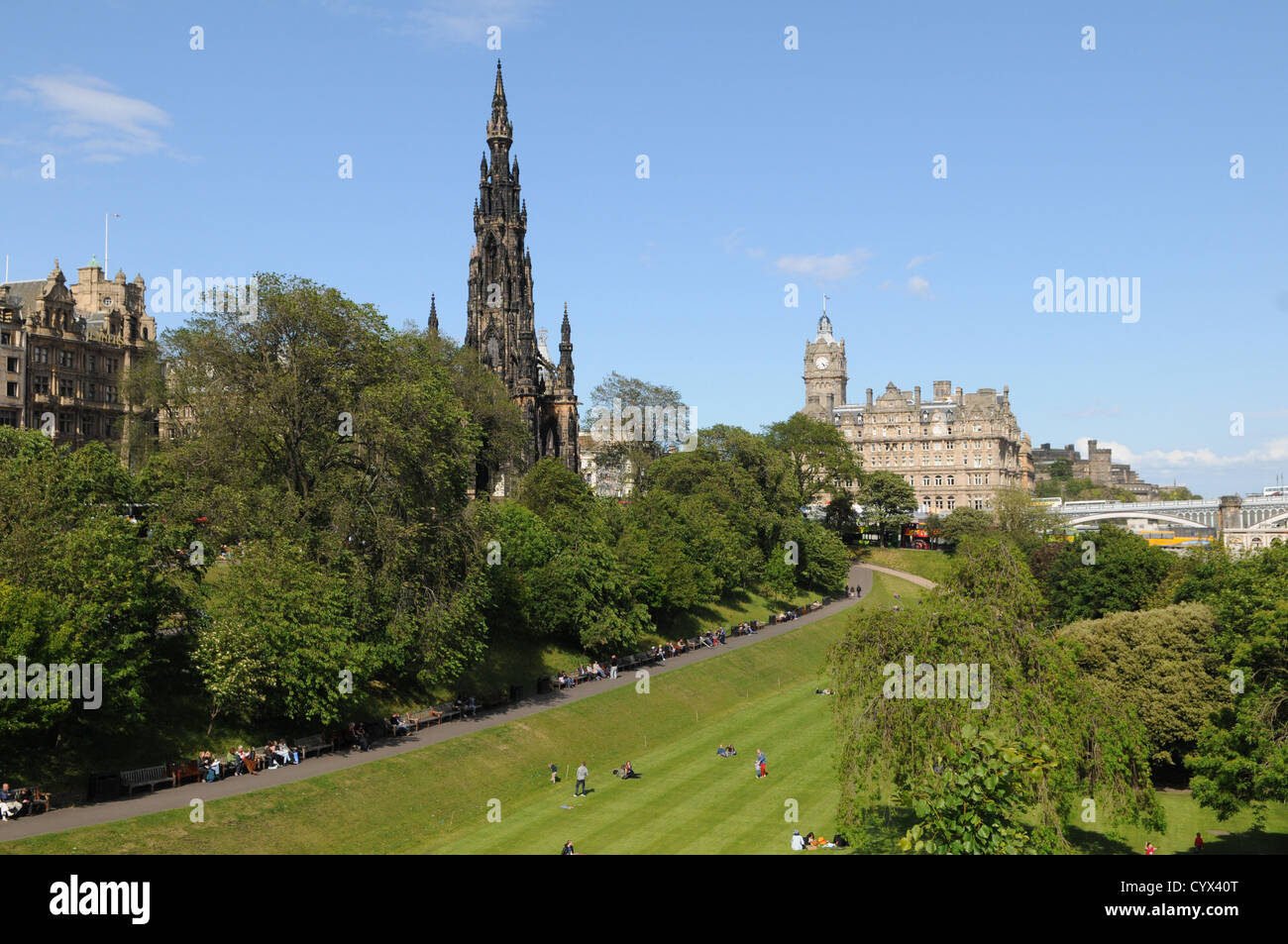 Les touristes et les gens de l'est des jardins de Princes street Banque D'Images